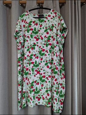Copper Union Size 2X White Strawberry Print Women's Dress